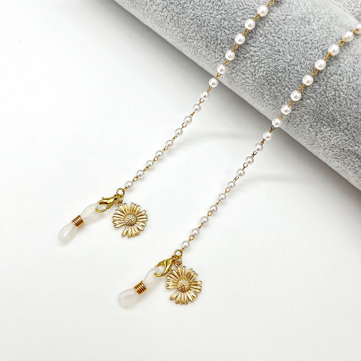Heart-Shaped Beaded Eyewear Chain Acalora