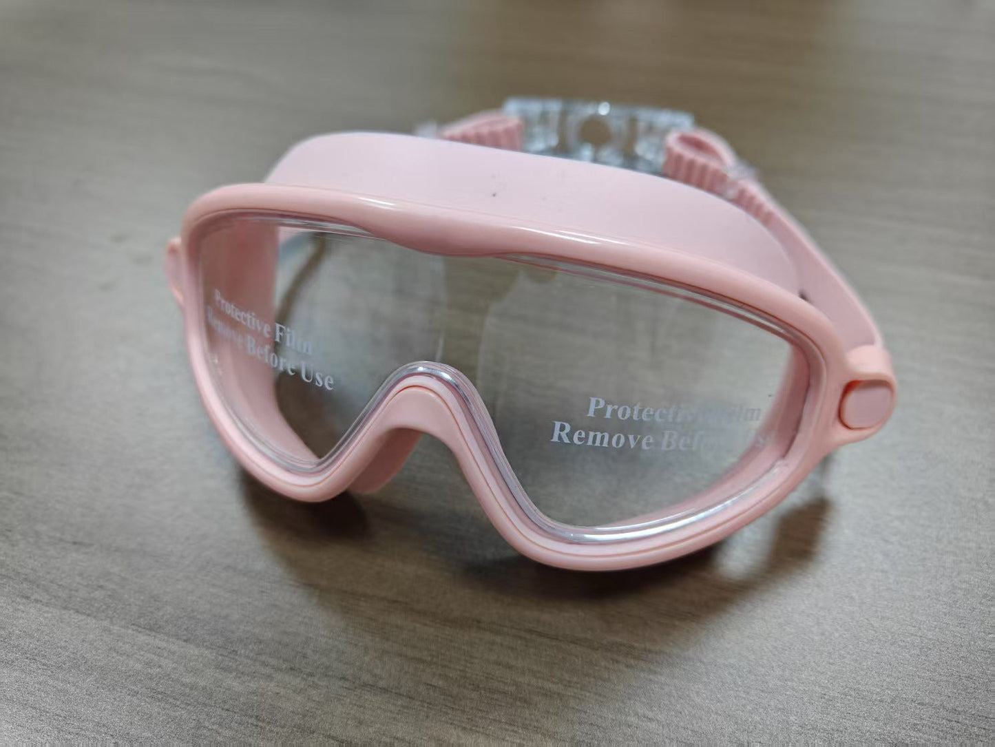 Swimming mask with wide field of vision and UV protection Bowlift