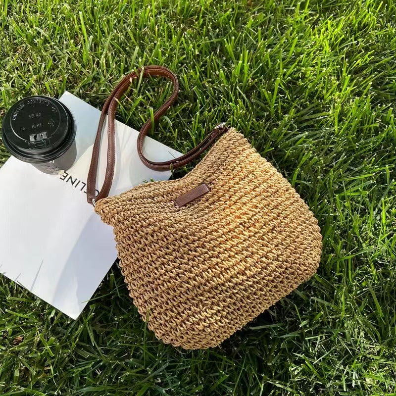 Hand-knotted shoulder bag with leather accents Skanto
