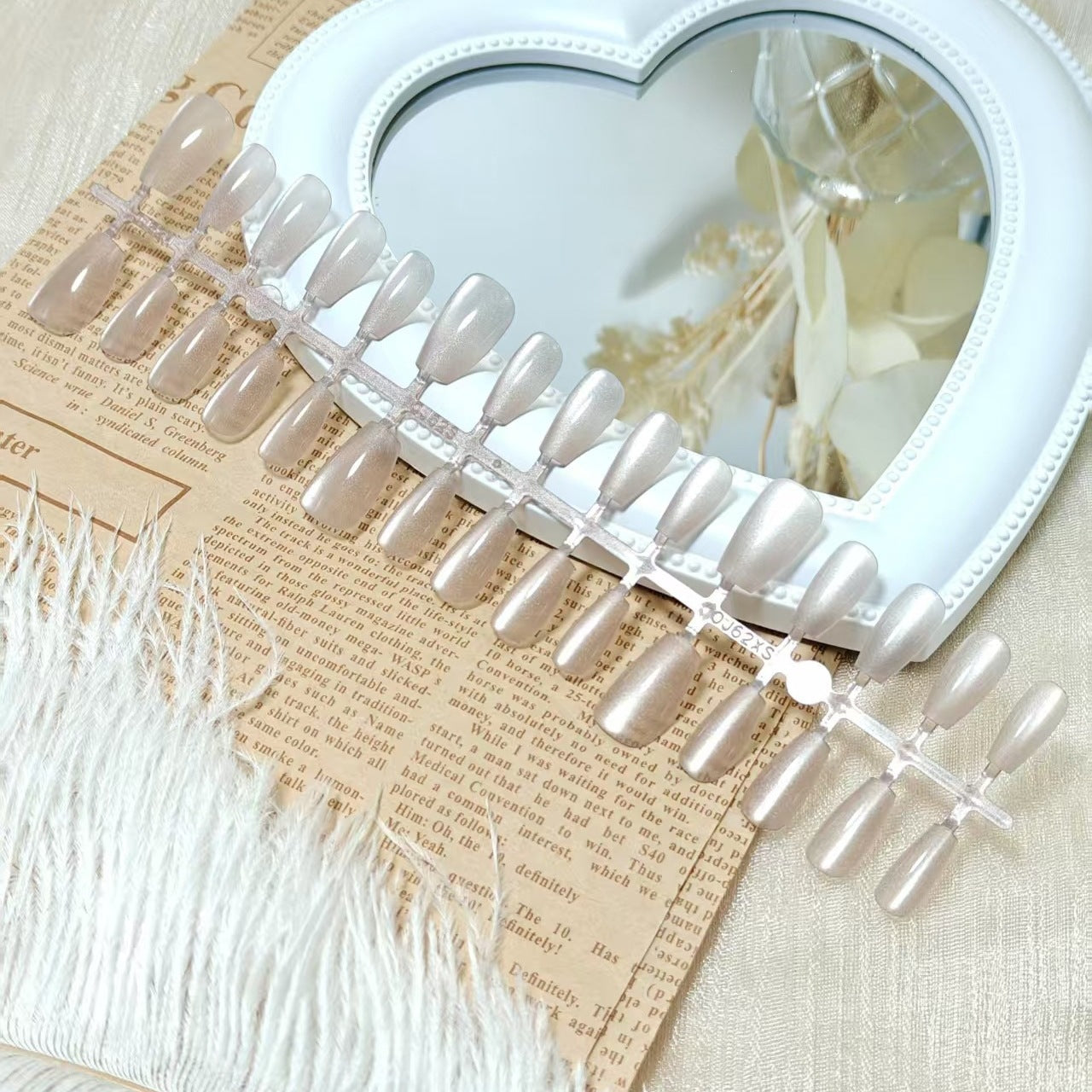 Artificial nails in elegant nude glitter design Acalora