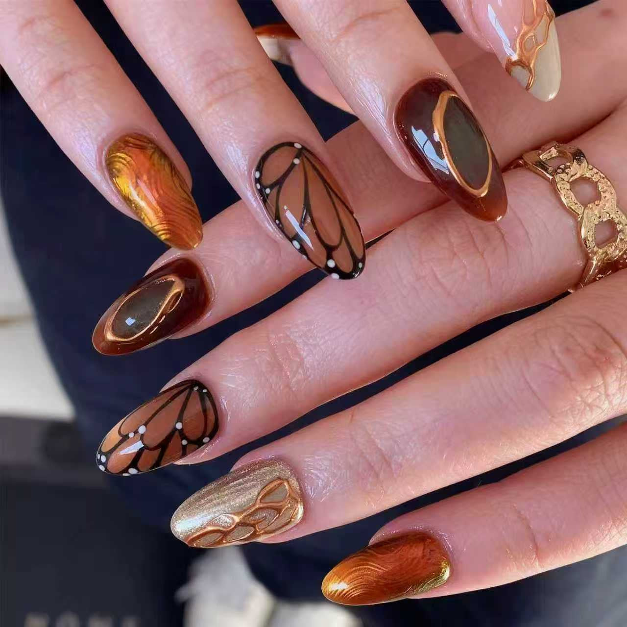Artificial nail set with elegant gold and black design Acalora