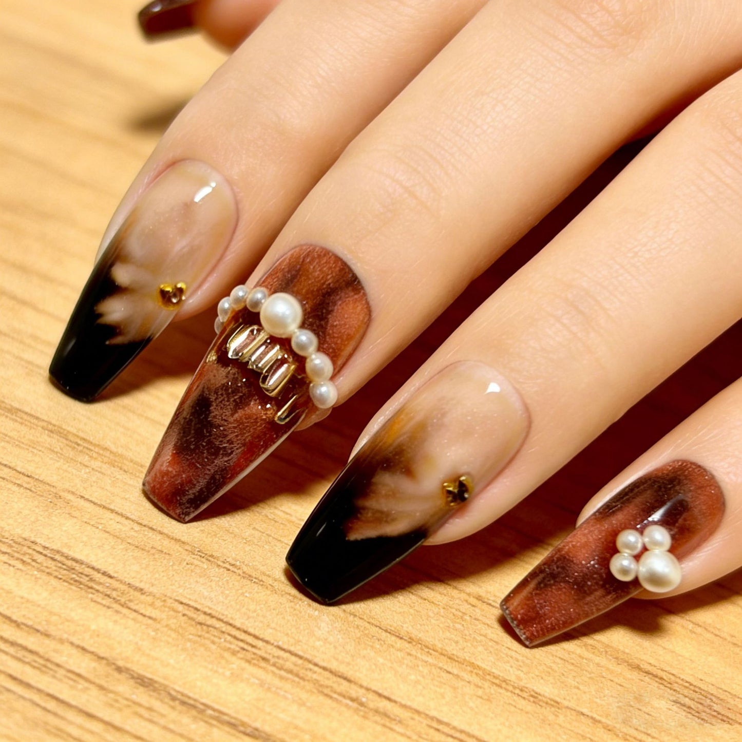 Artificial nails with glamorous gold and pearl embellished accents Acalora