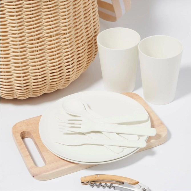 Women's picnic basket with integrated dinnerware set and practical insulation elements Karnz