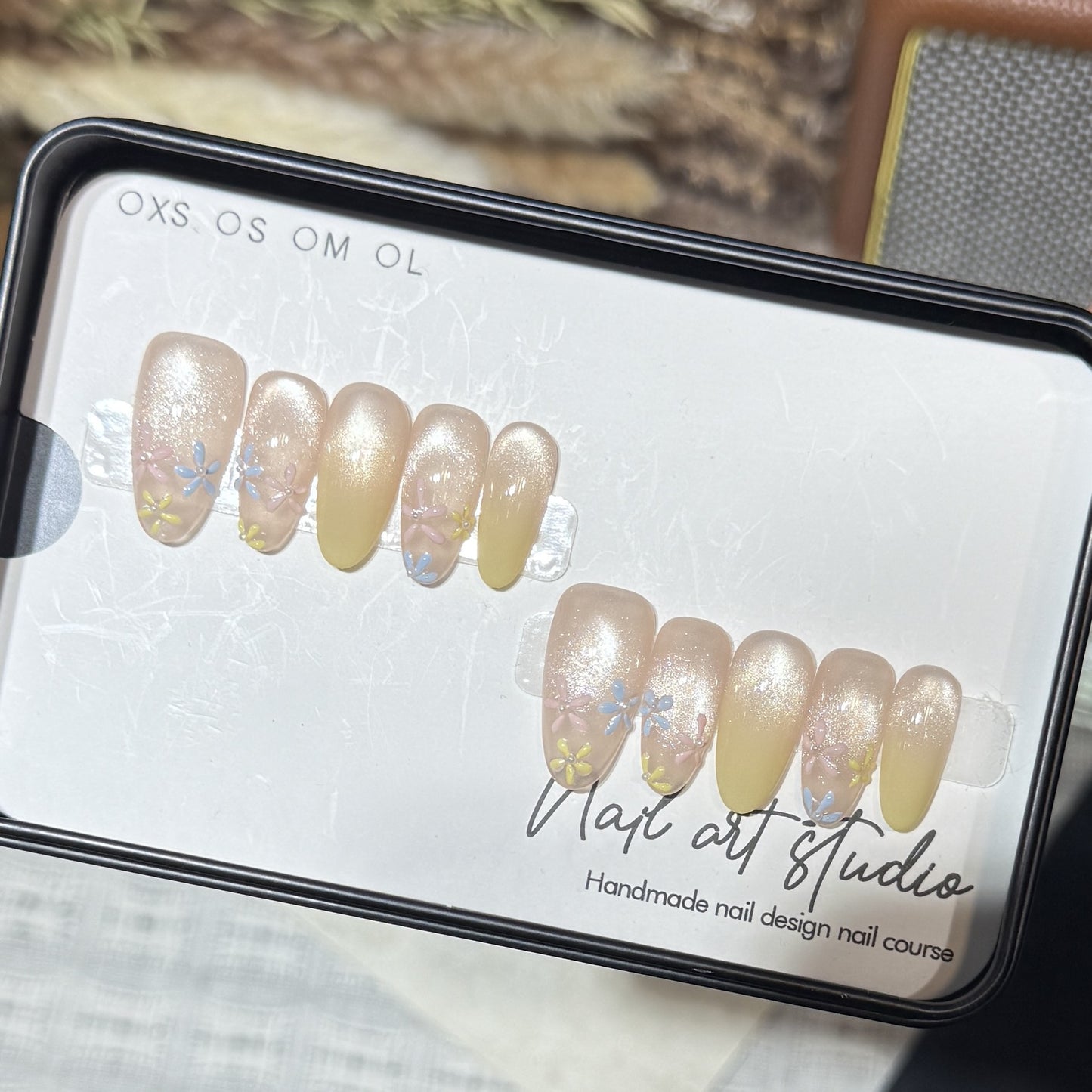 Stylish Press-On Nail Set with Floral Design Acalora