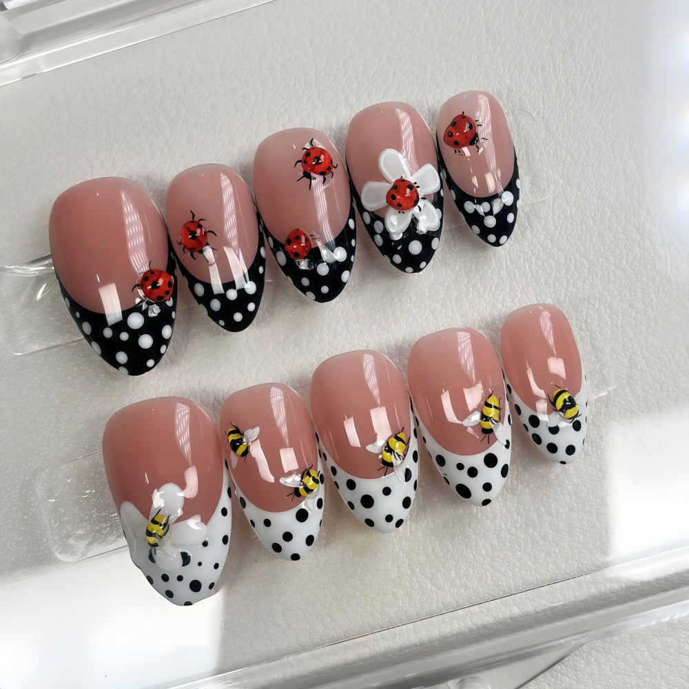 Artificial nails with playful insect design Acalora