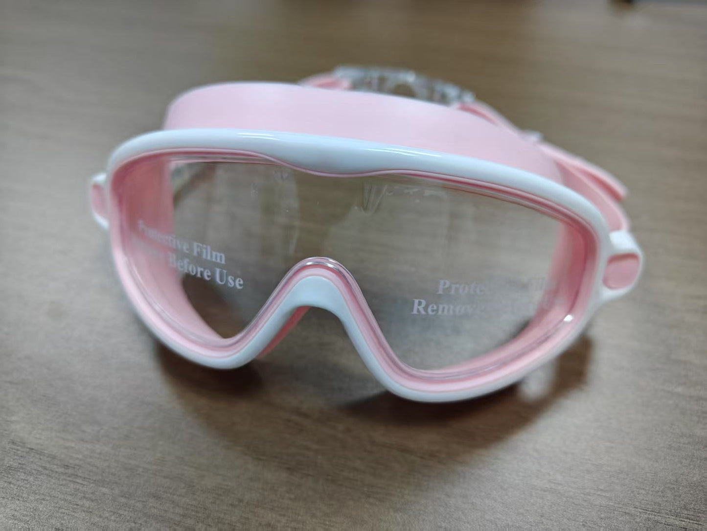 Swimming mask with wide field of vision and UV protection Bowlift