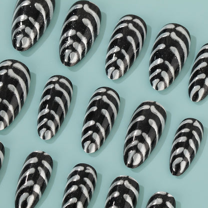 Stylish striped pattern artificial nails Acalora