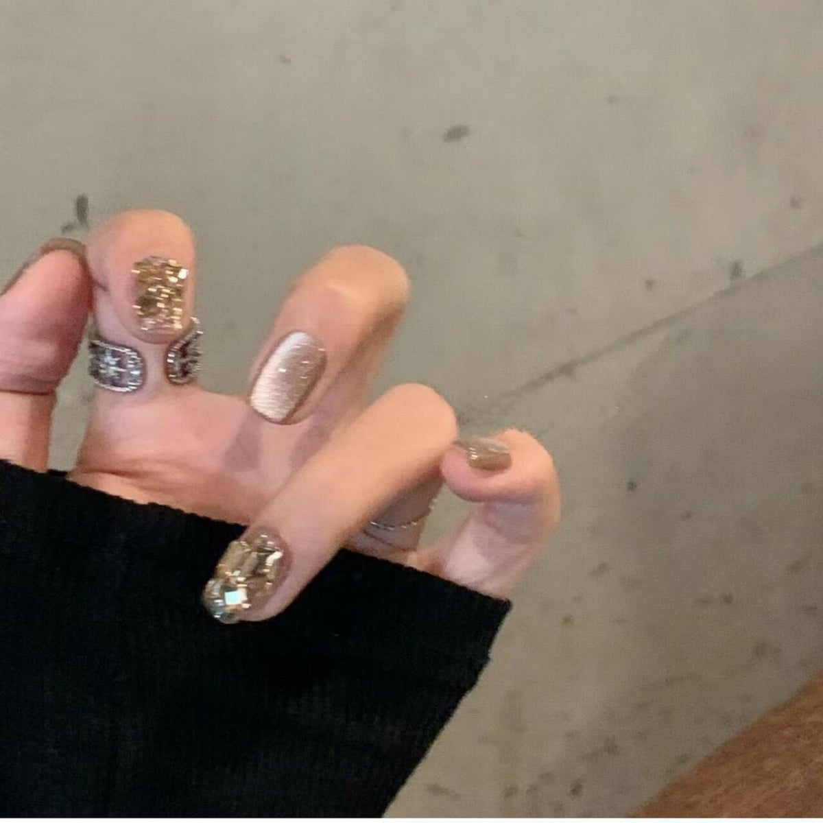 Acrylic nail set with glamorous gold details Acalora