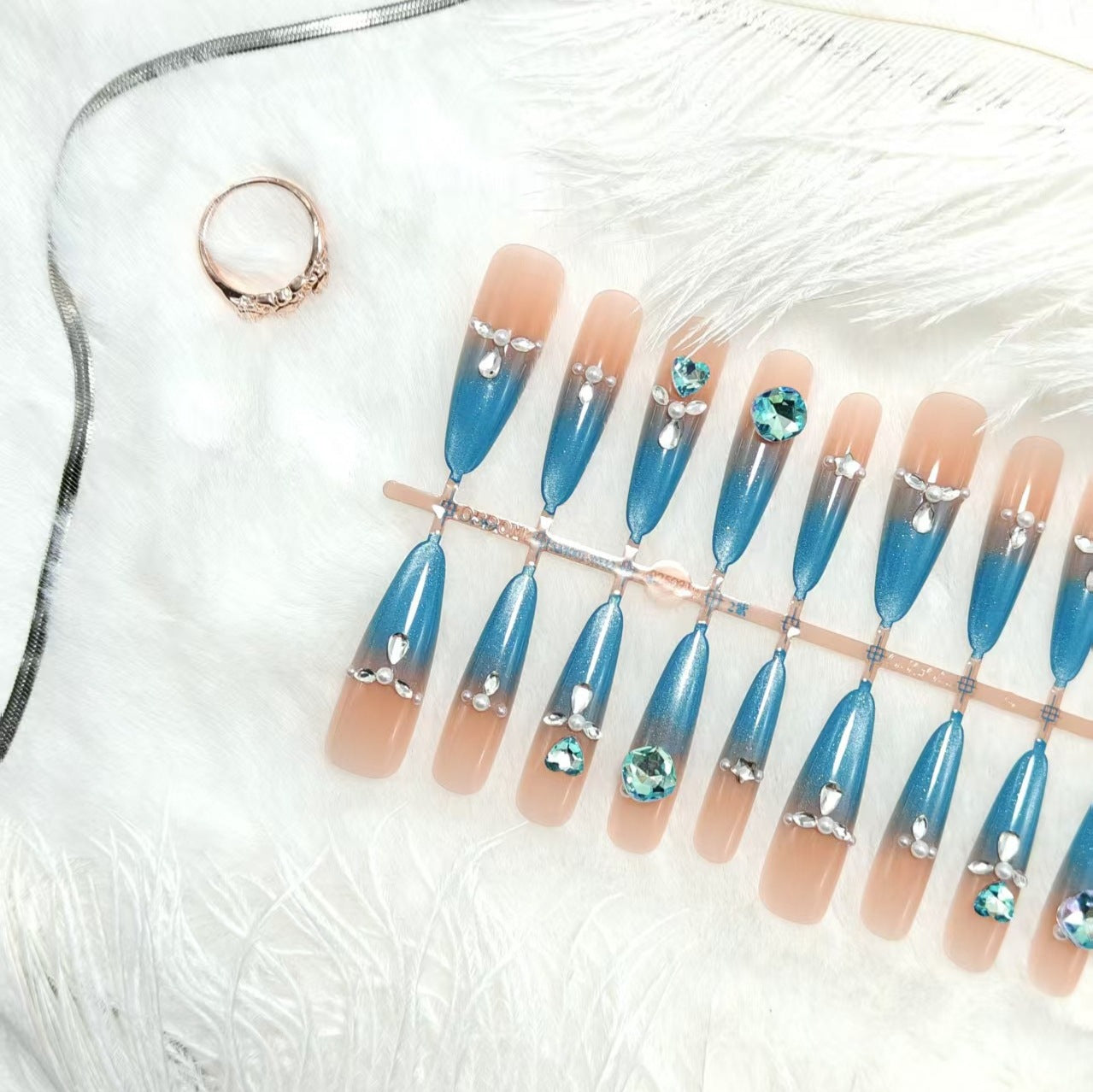 Artificial nails with elegant glitter and stone details Acalora