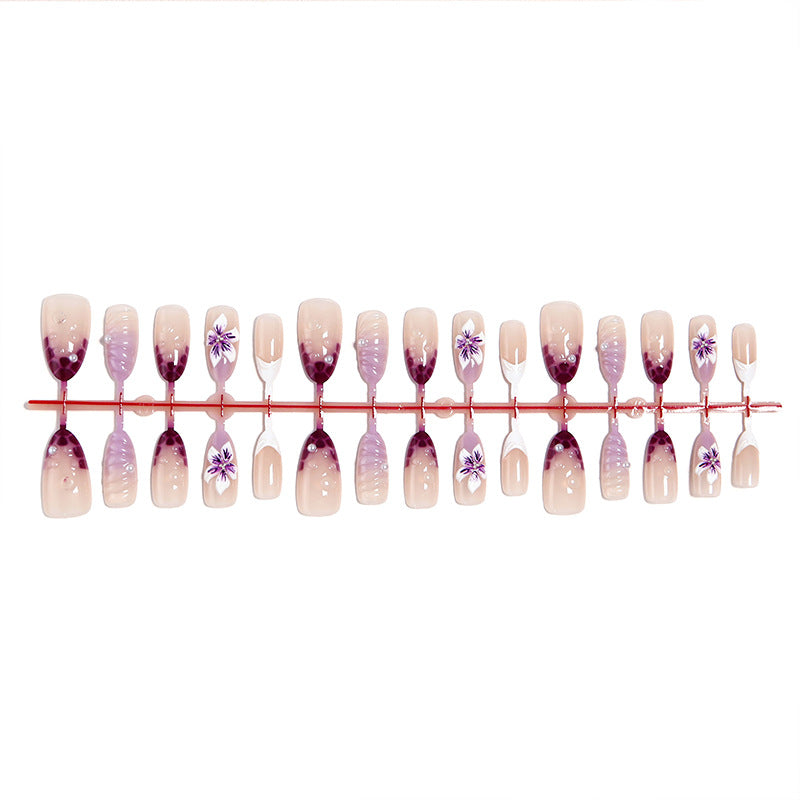 Artificial nail set with elegant ombre design and floral accents Acalora