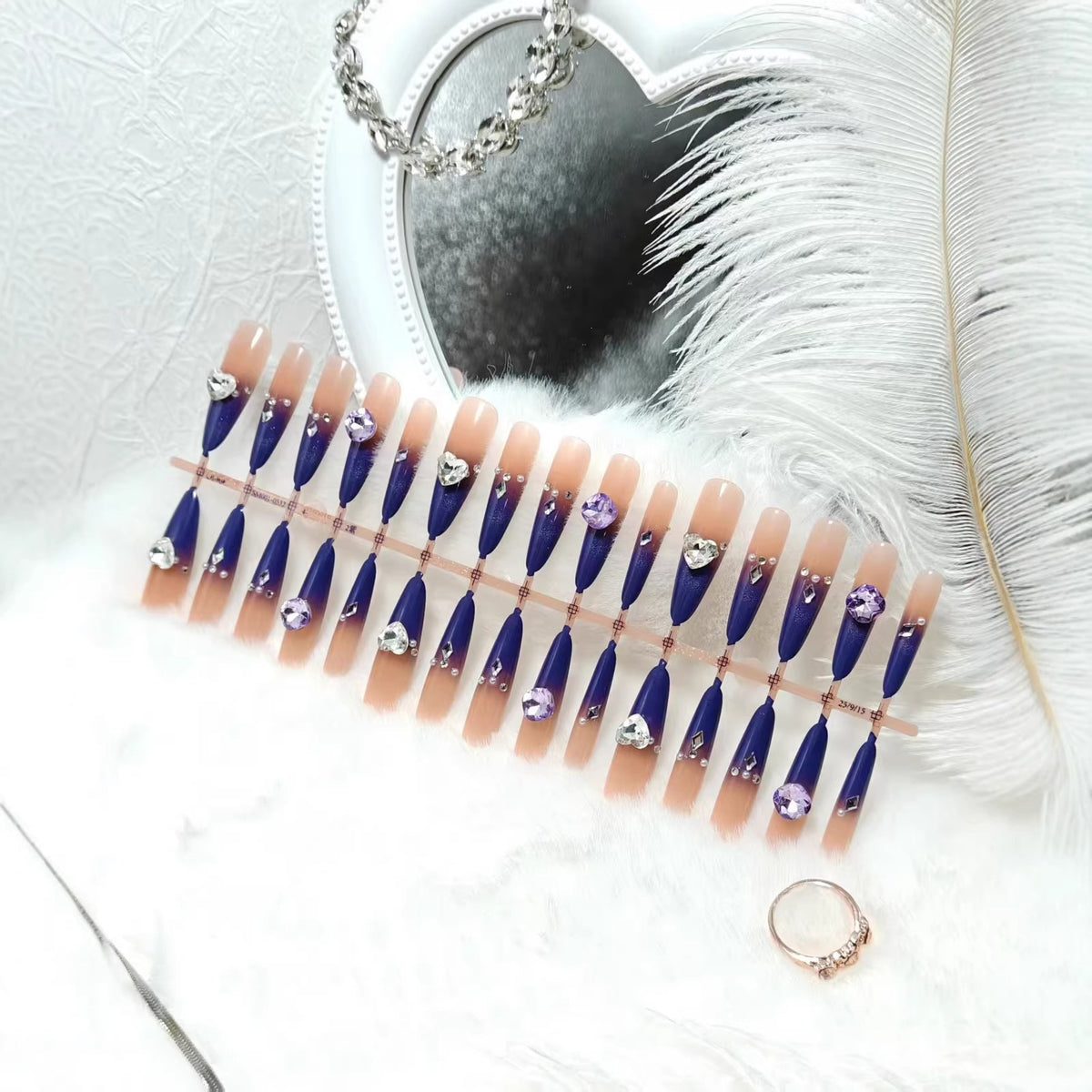 Artificial nails with elegant pendant motif Acalora