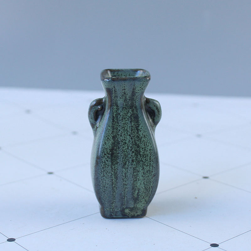 Elegant ceramic vase with artistic design Acalora