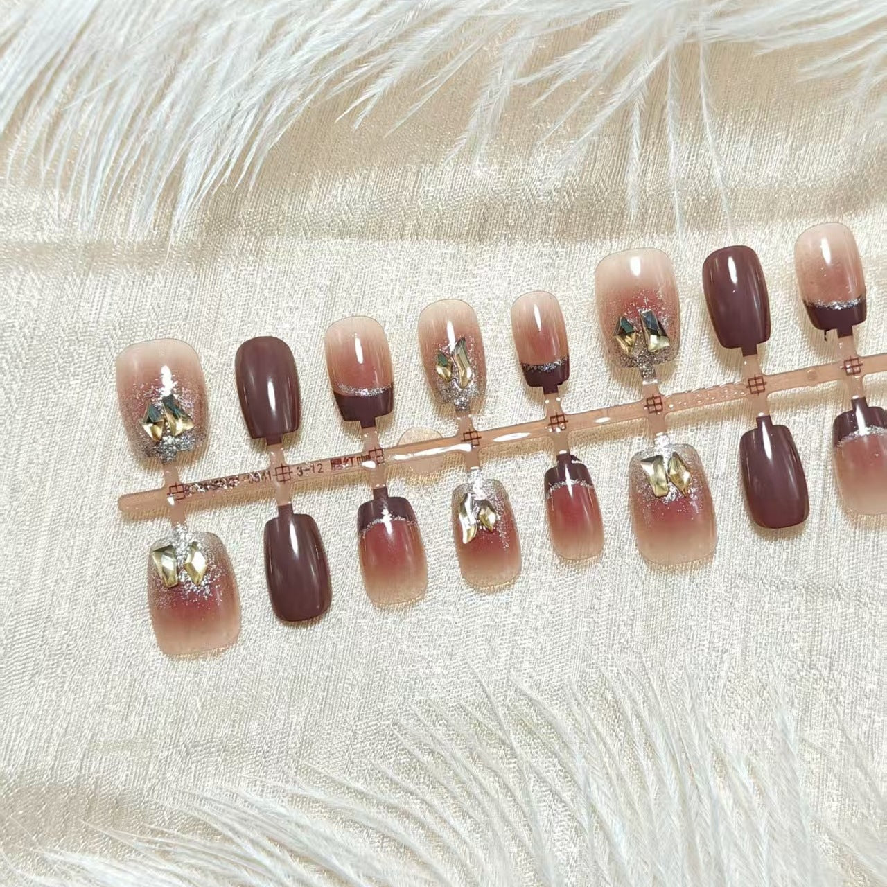Artificial nails with glamorous swirls Acalora