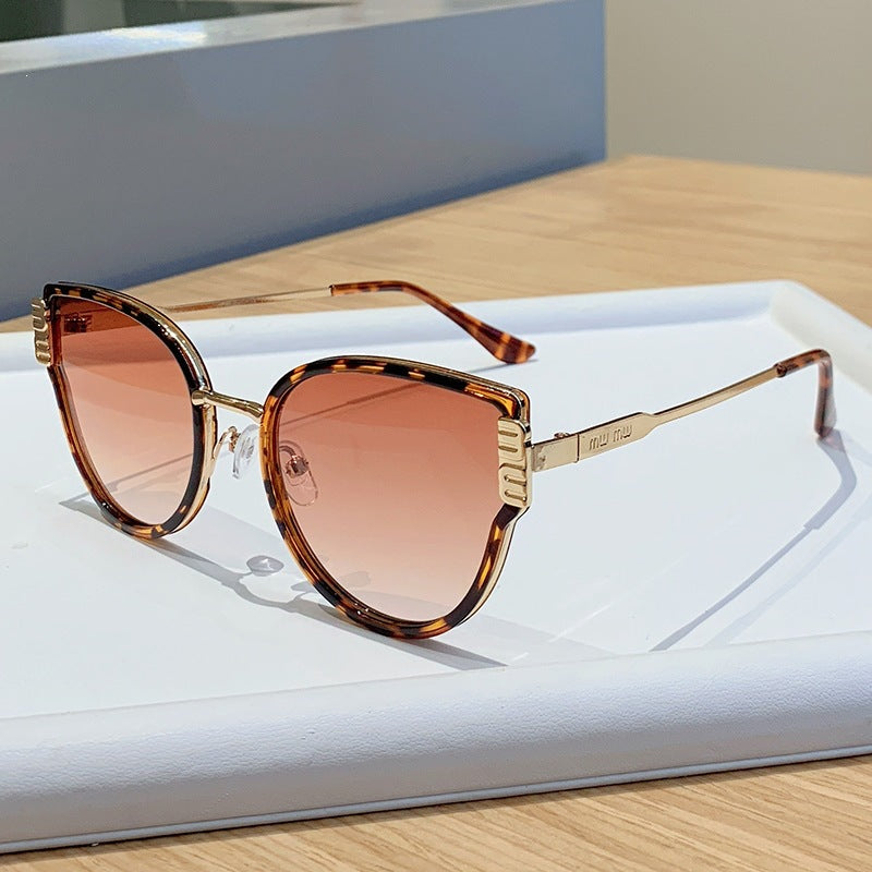 Women's Cat-Eye Sunglasses with Elegant Accentuated Lenses Bowlift