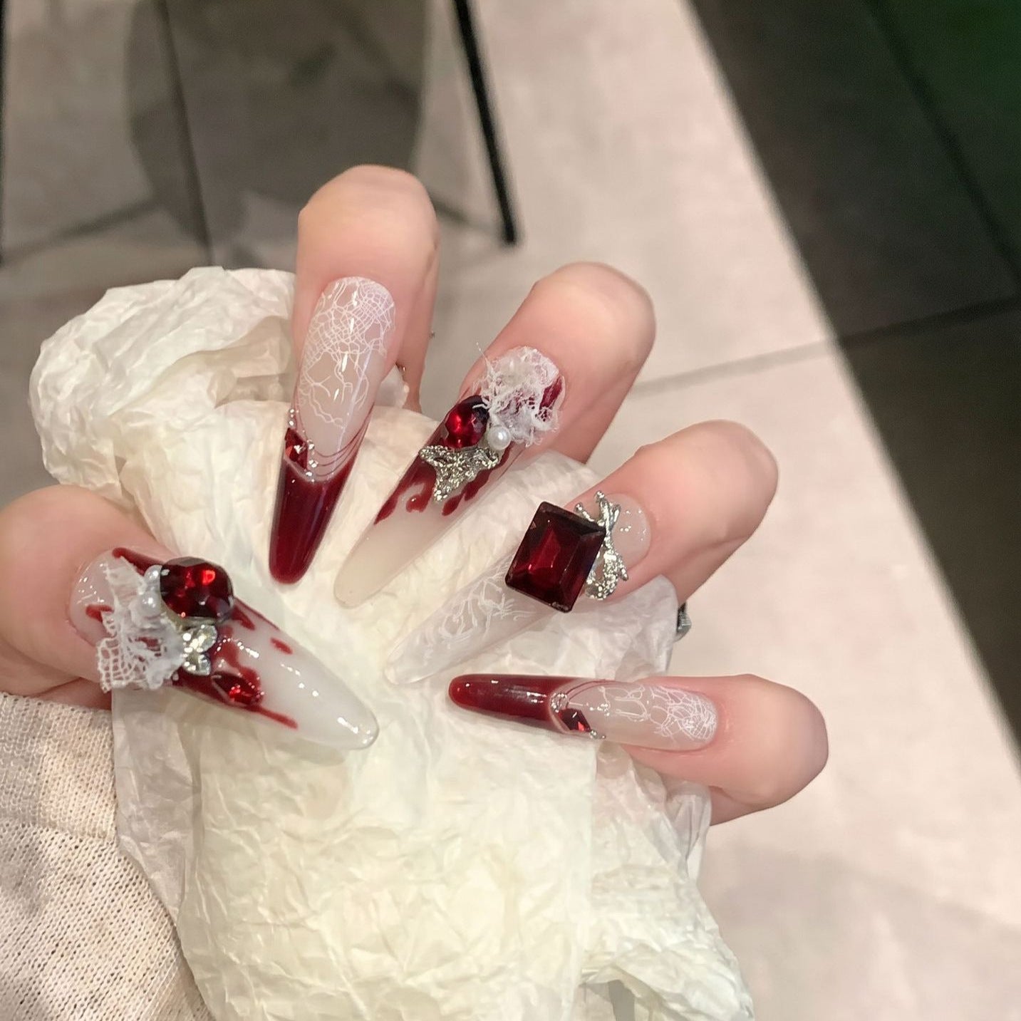 Elegant Decorative Press-On Nail Art Set Acalora