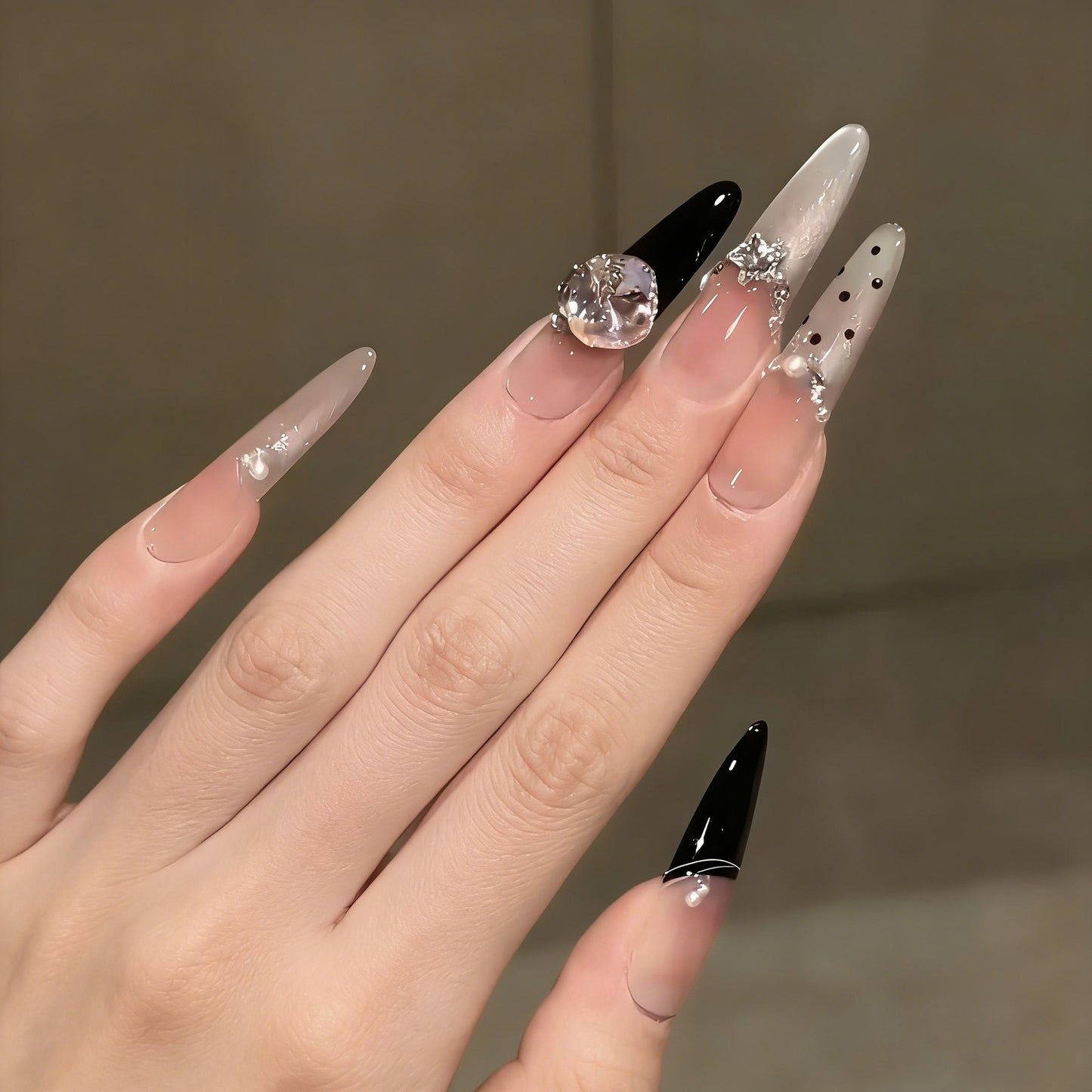 Artificial nail set with elegant glitter and 3D applications Acalora