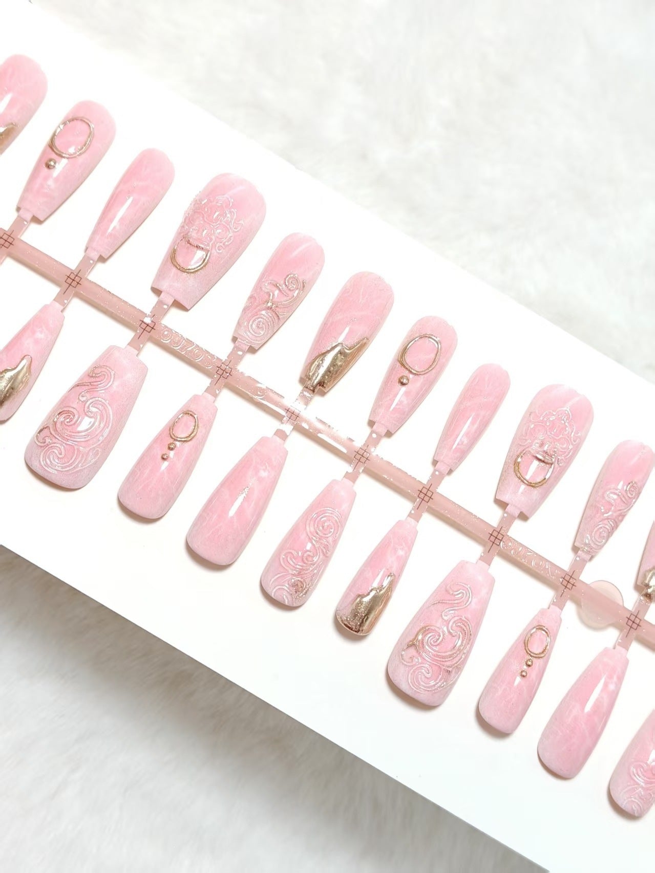 Artificial nails with elegant gold embellishments Acalora