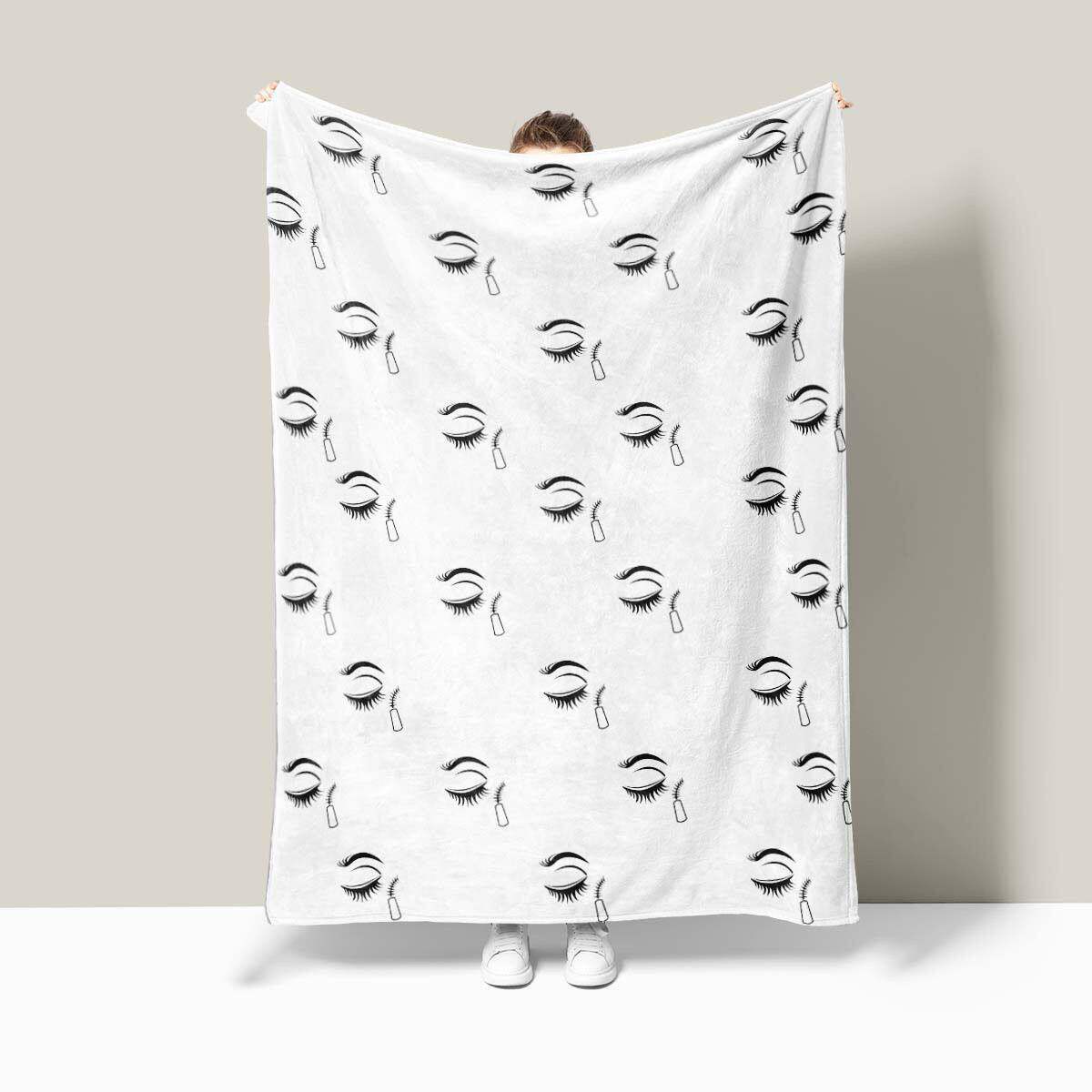 Luxurious Fleece Throw Blanket with Eye-Catching Design