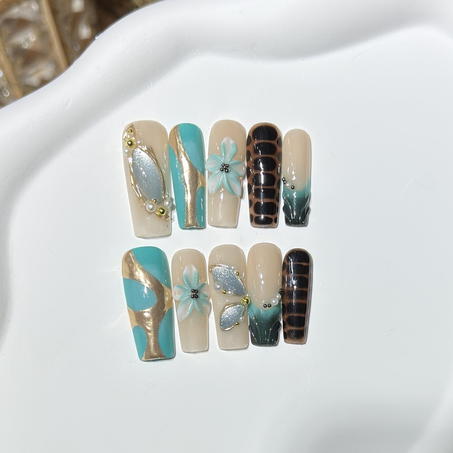 Artistic Press-On Nail Art Set with Floral and Geometric Designs Acalora