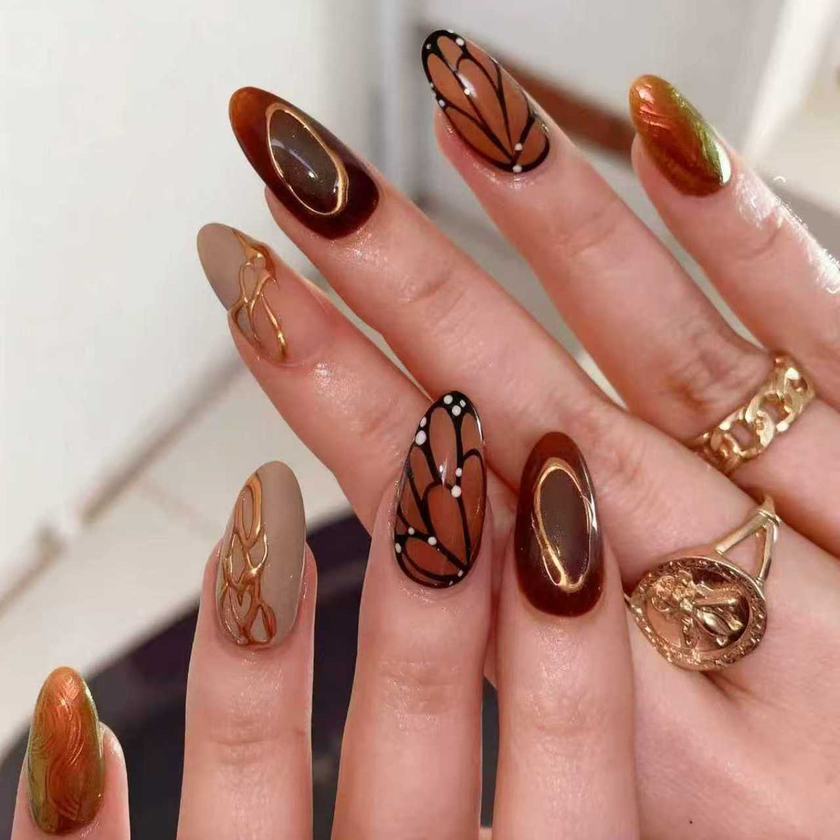 Nail art set with floral patterns and ombre effects Acalora