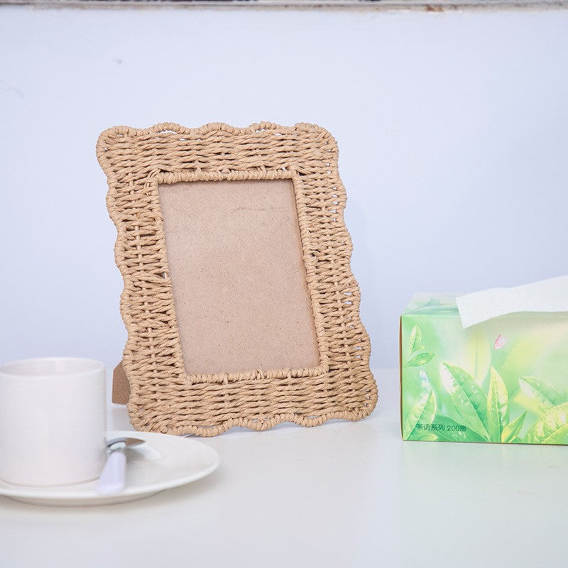 Playful picture frame in rattan style Acalora