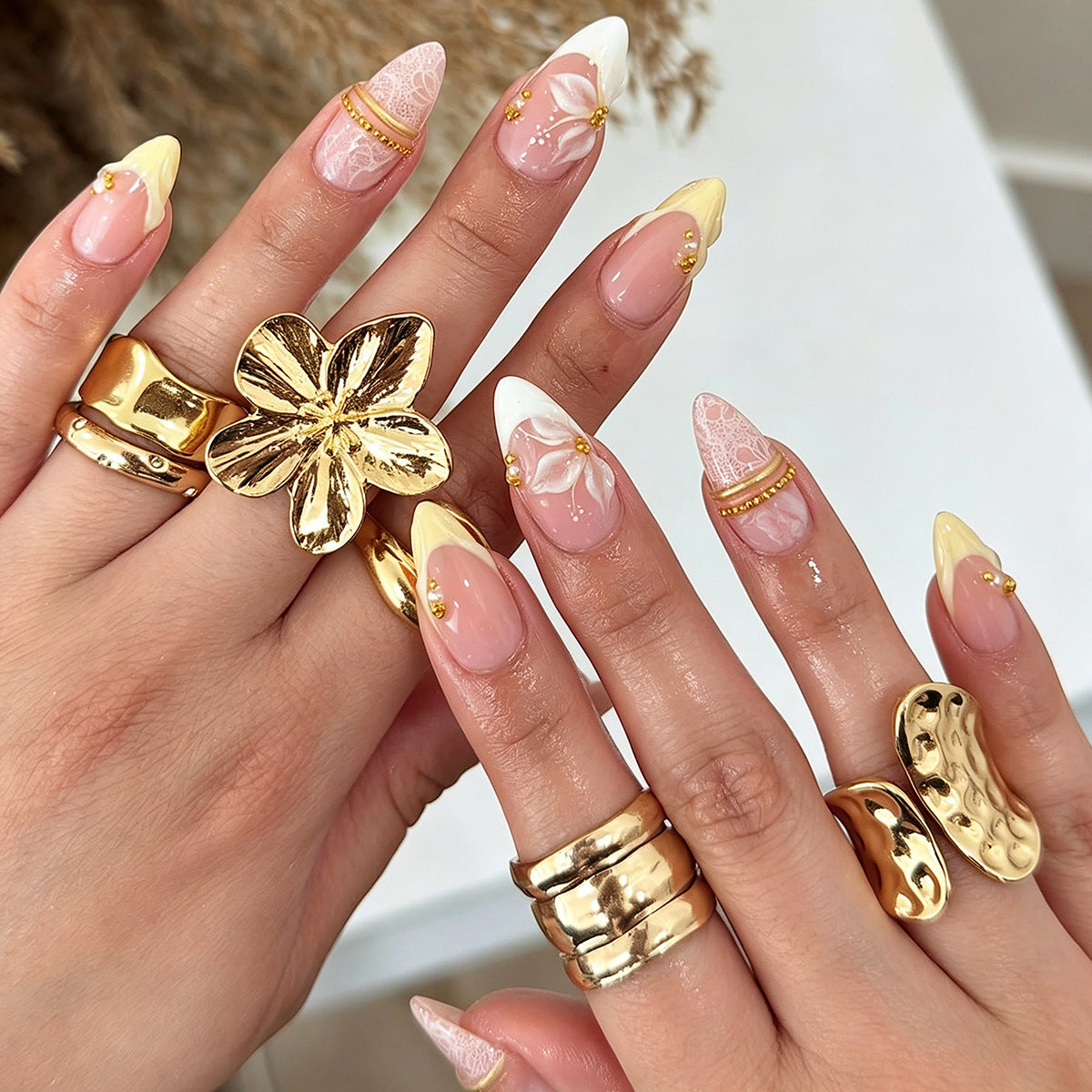 Artificial nail set with enchanting floral details and luxurious gold accents Acalora