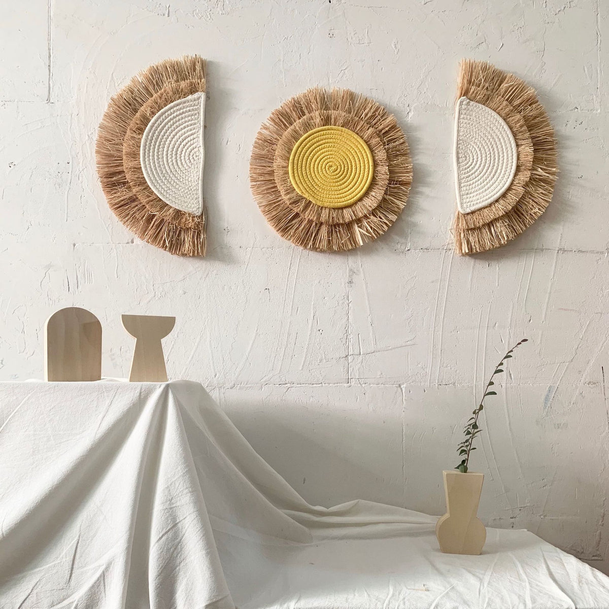 Decorative wall decoration with synthetic fiber and wooden beads Acalora