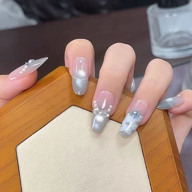 Artificial nail set with glamorous 3D details and radiant accents Acalora
