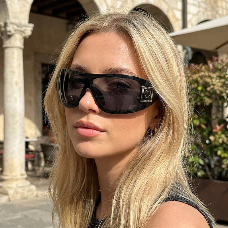 Women Sporty Sunglasses with Modern Design Bowlift