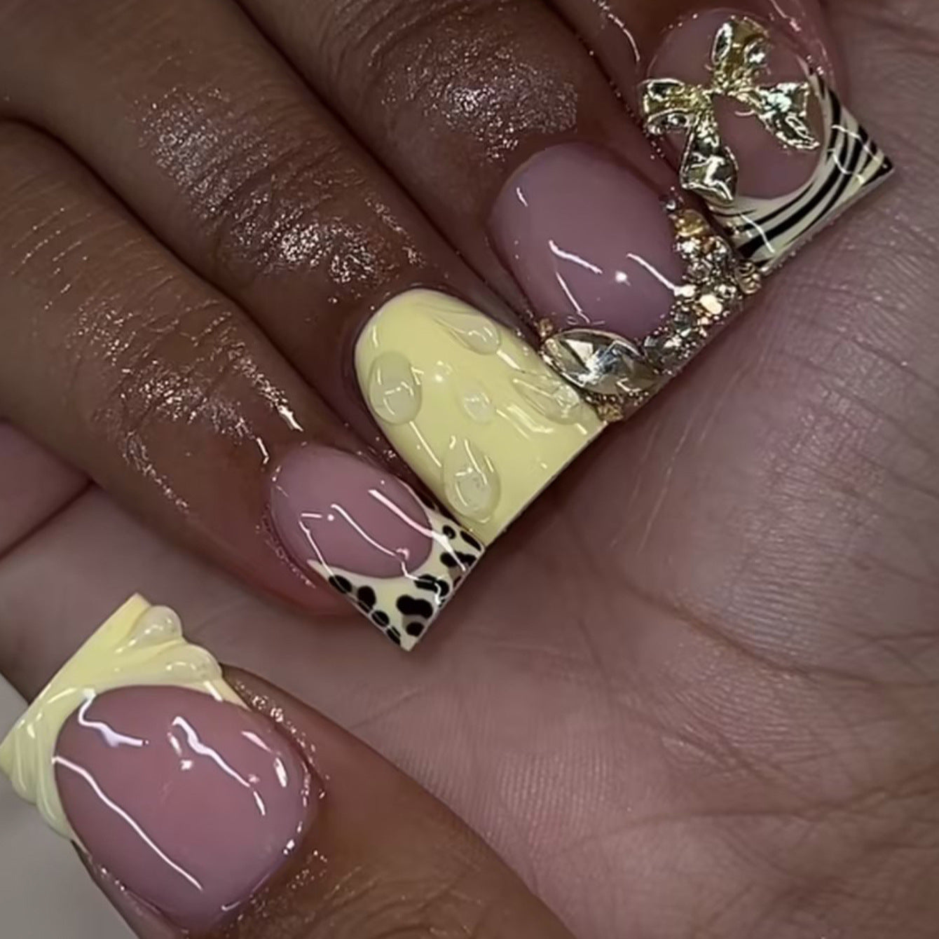 Artistic Press-On Nail Art Set with Decorative Accents Acalora