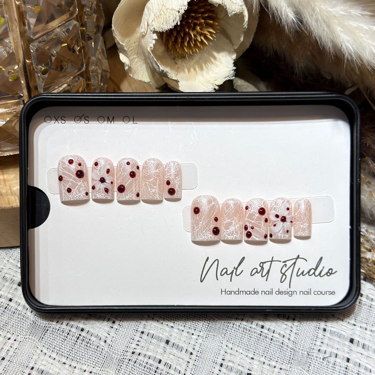 Artistic Press-On Nail Art Set with Unique Design Acalora