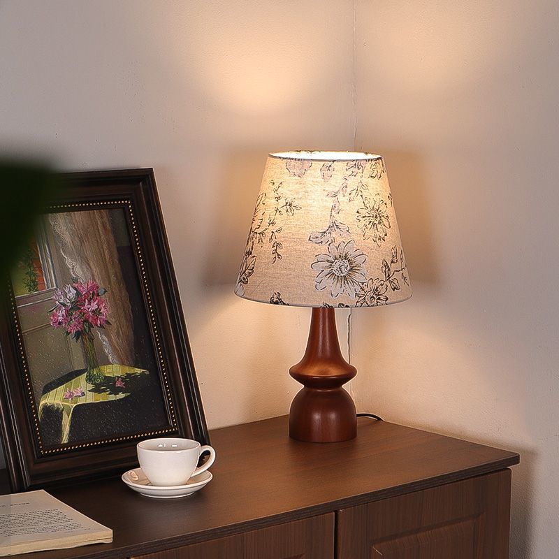 Elegant Floral Patterned Desk Lamp