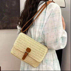 Handbag made of woven natural material with leather accents Bowlift