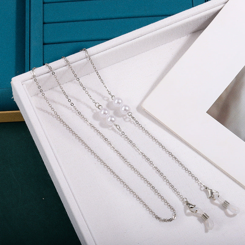 Elegant Eyewear Chain with Pearl Accents Acalora