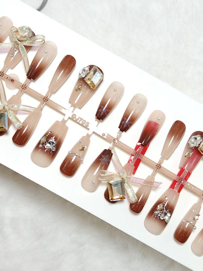 Artificial nails with luxurious design and elegant decorations Acalora