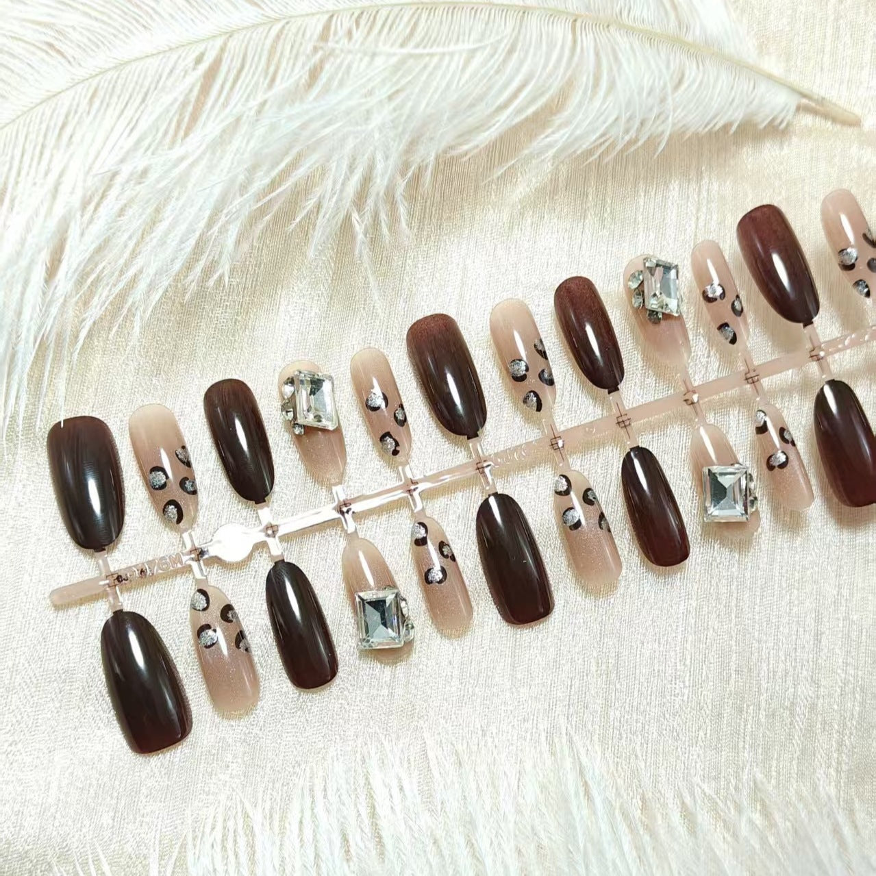 Artificial nails with elegant glamour accents Acalora