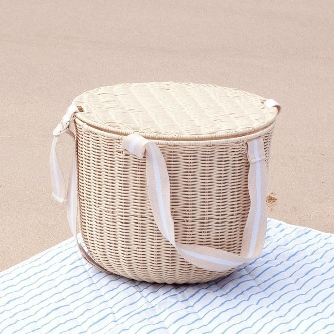 Women's picnic basket with integrated dinnerware set and practical insulation elements Karnz