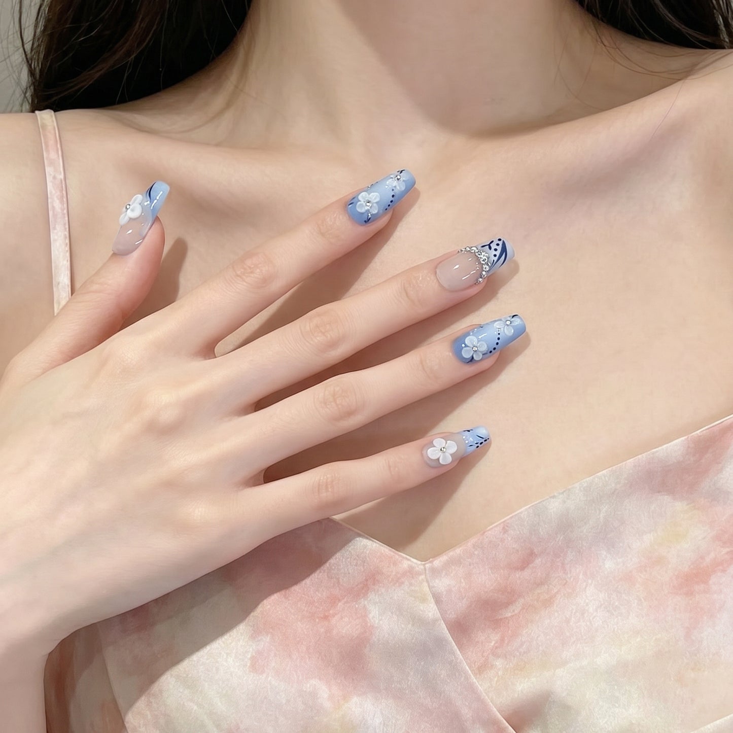 Decorative Press-On Nail Art Set with Floral and Gemstone Details Acalora