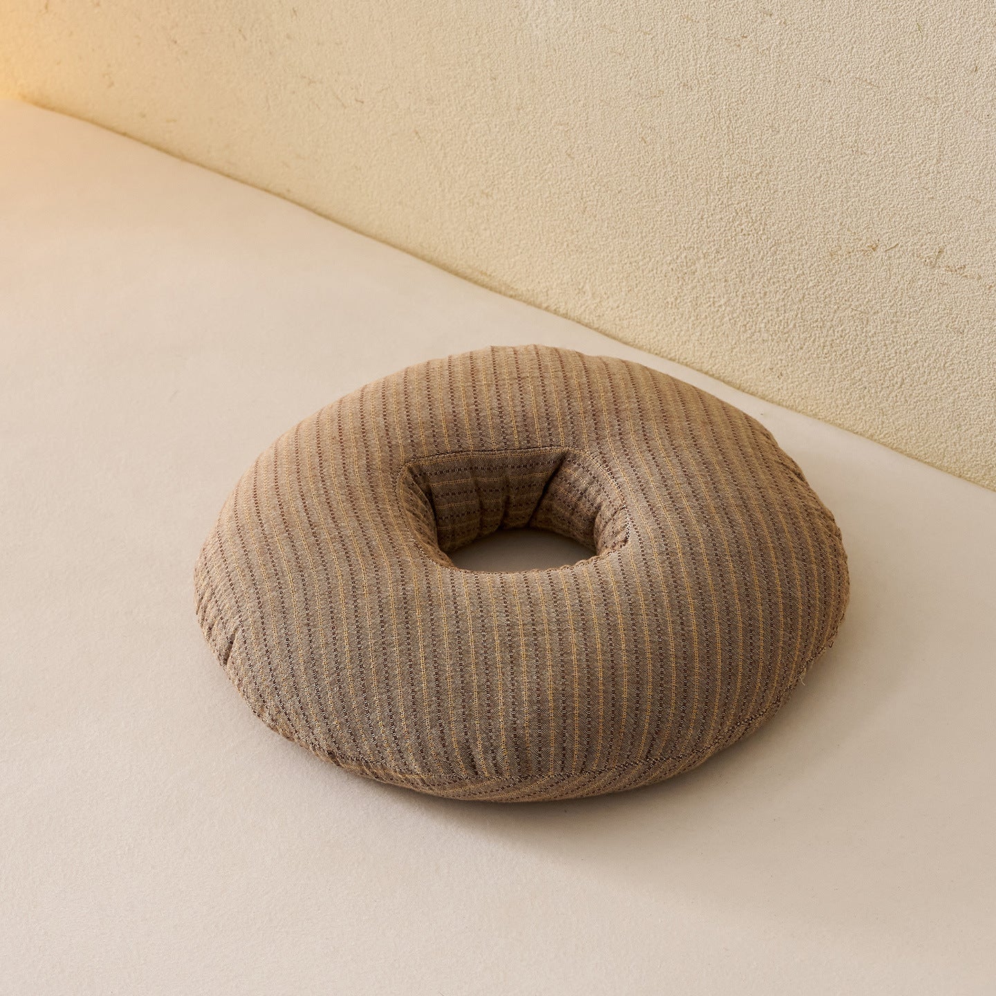 Comfortable donut pillow with ergonomic design Bowlift