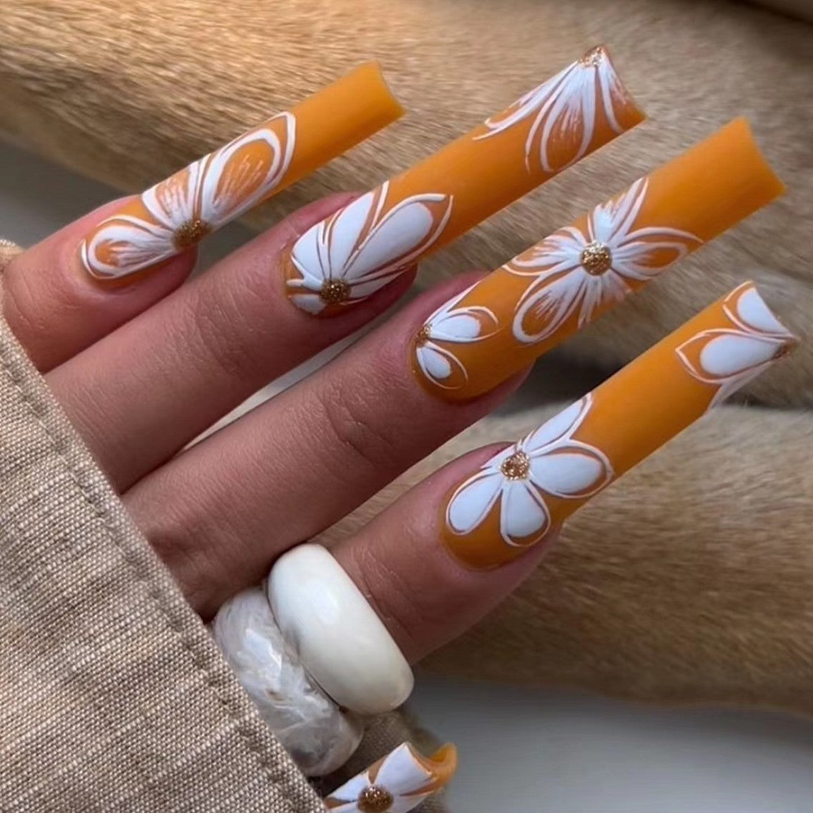 Stylish artificial nails with floral accents Acalora