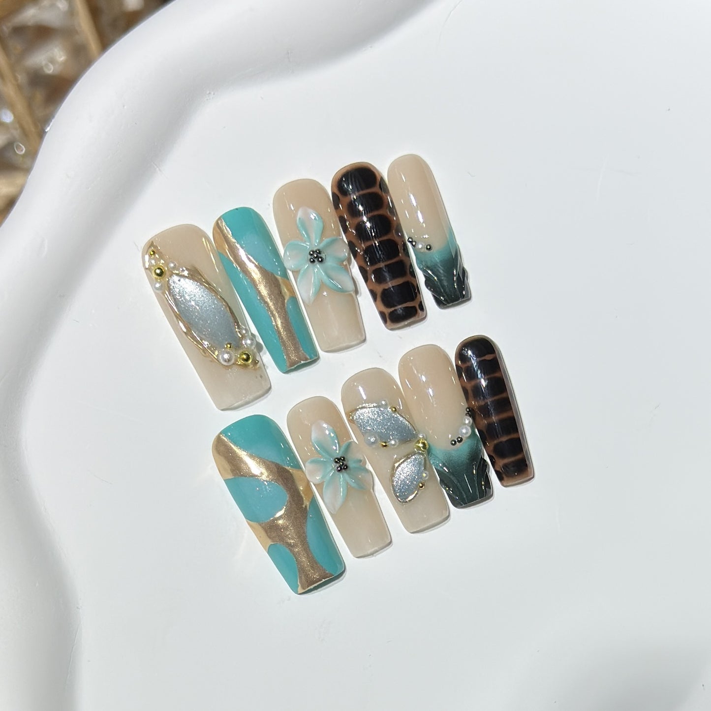 Artistic Press-On Nail Art Set with Floral and Geometric Designs Acalora