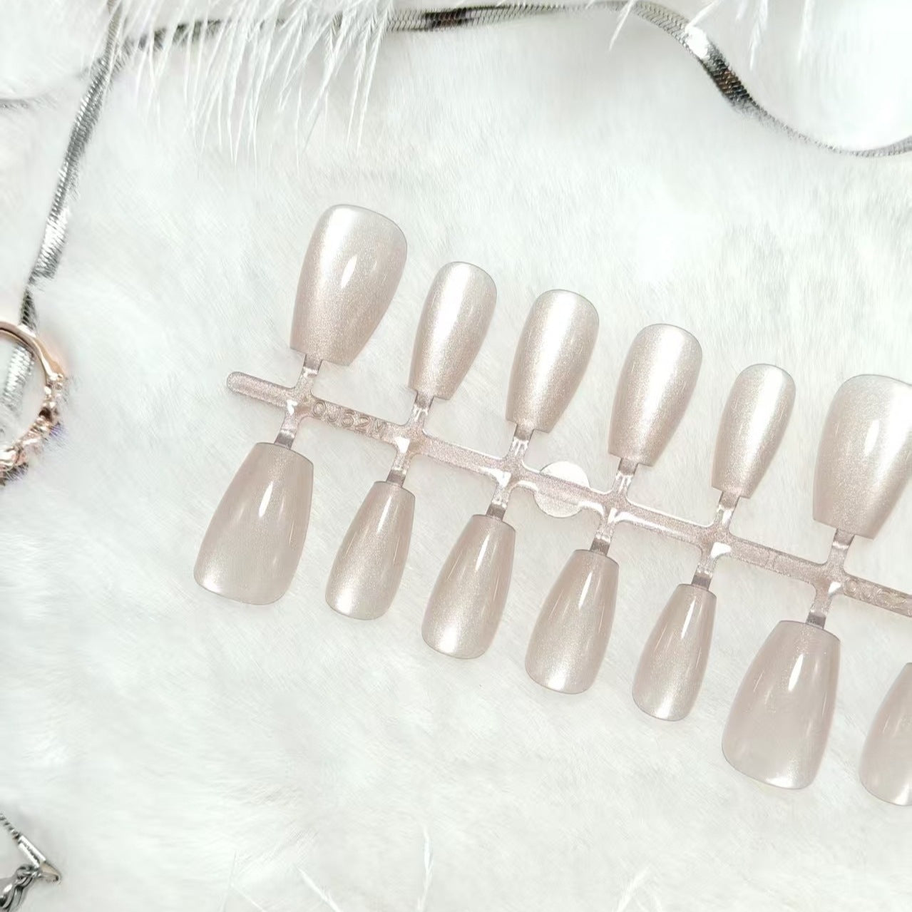 Artificial nails in elegant nude glitter design Acalora