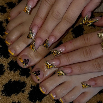 Artistic Premium Press-On Nail Set with Floral and Gem Accents Acalora