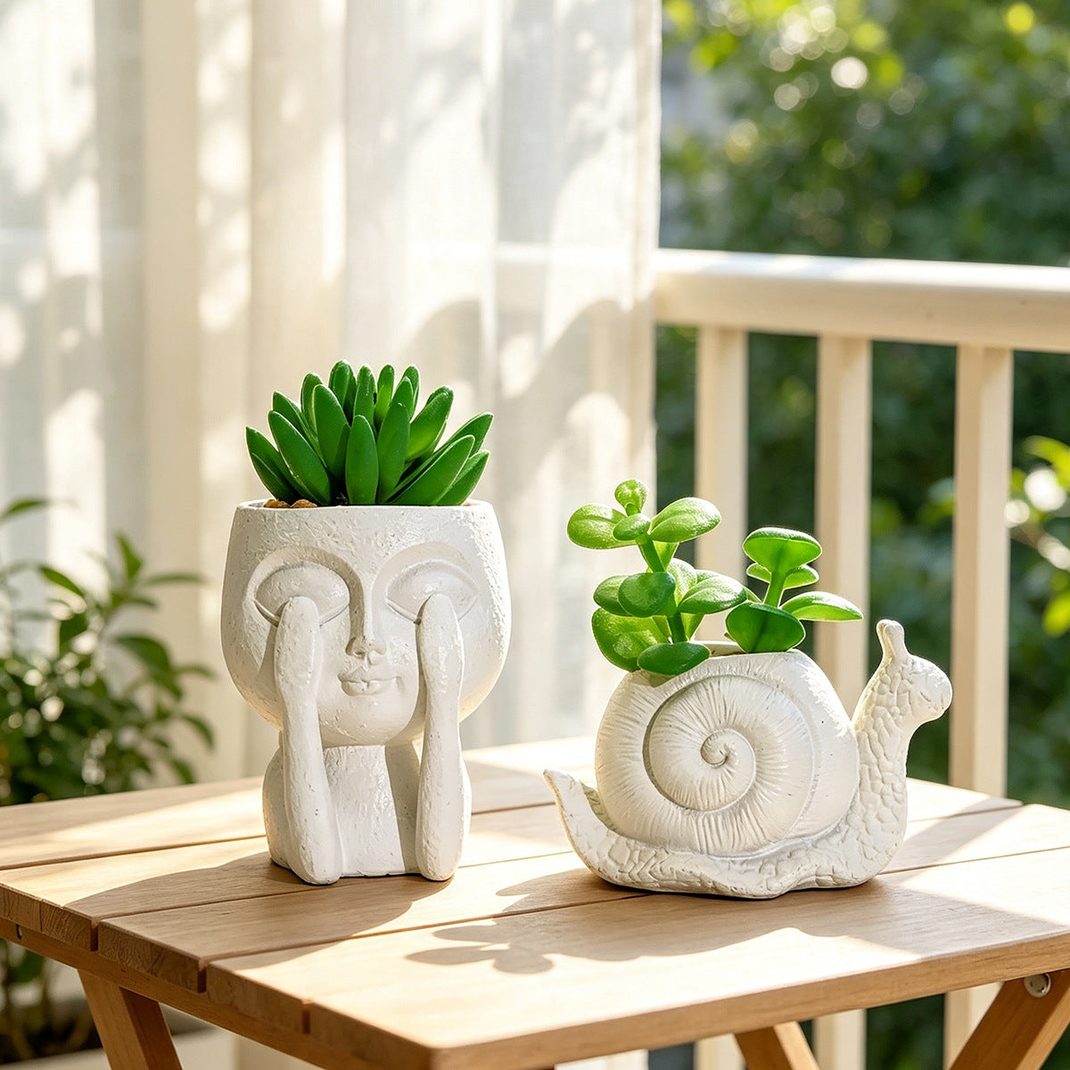 Plant pot with face motif Acalora