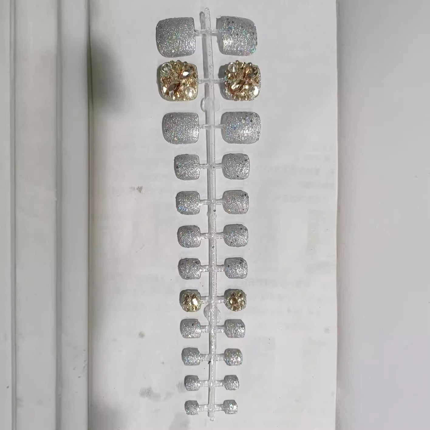 Glamorous Rhinestone-Decorated Press-On Nail Set Acalora