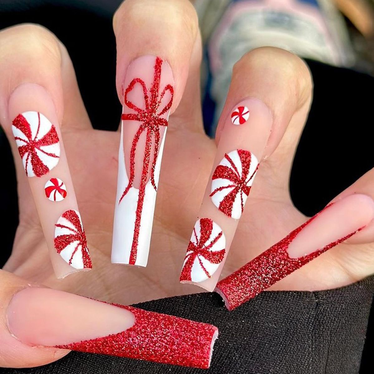 Decorative Press-On Nail Art Set with Elegant Floral and Shimmer Design Acalora