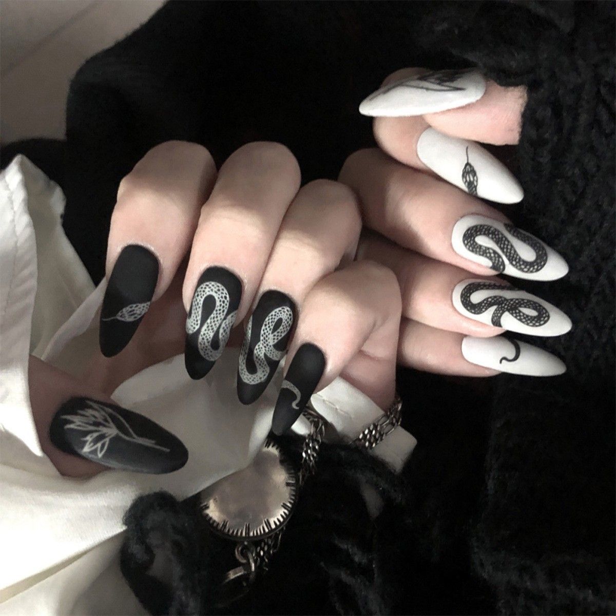 Artistic Snake Design Press-On Nails Acalora