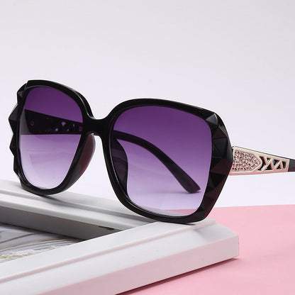 Ladies sunglasses in luxurious glamour style Bowlift