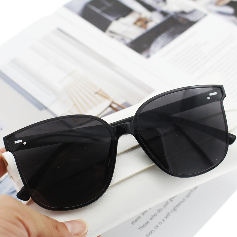 Ladies Cat-Eye Sunglasses with Elegant Design Bowlift