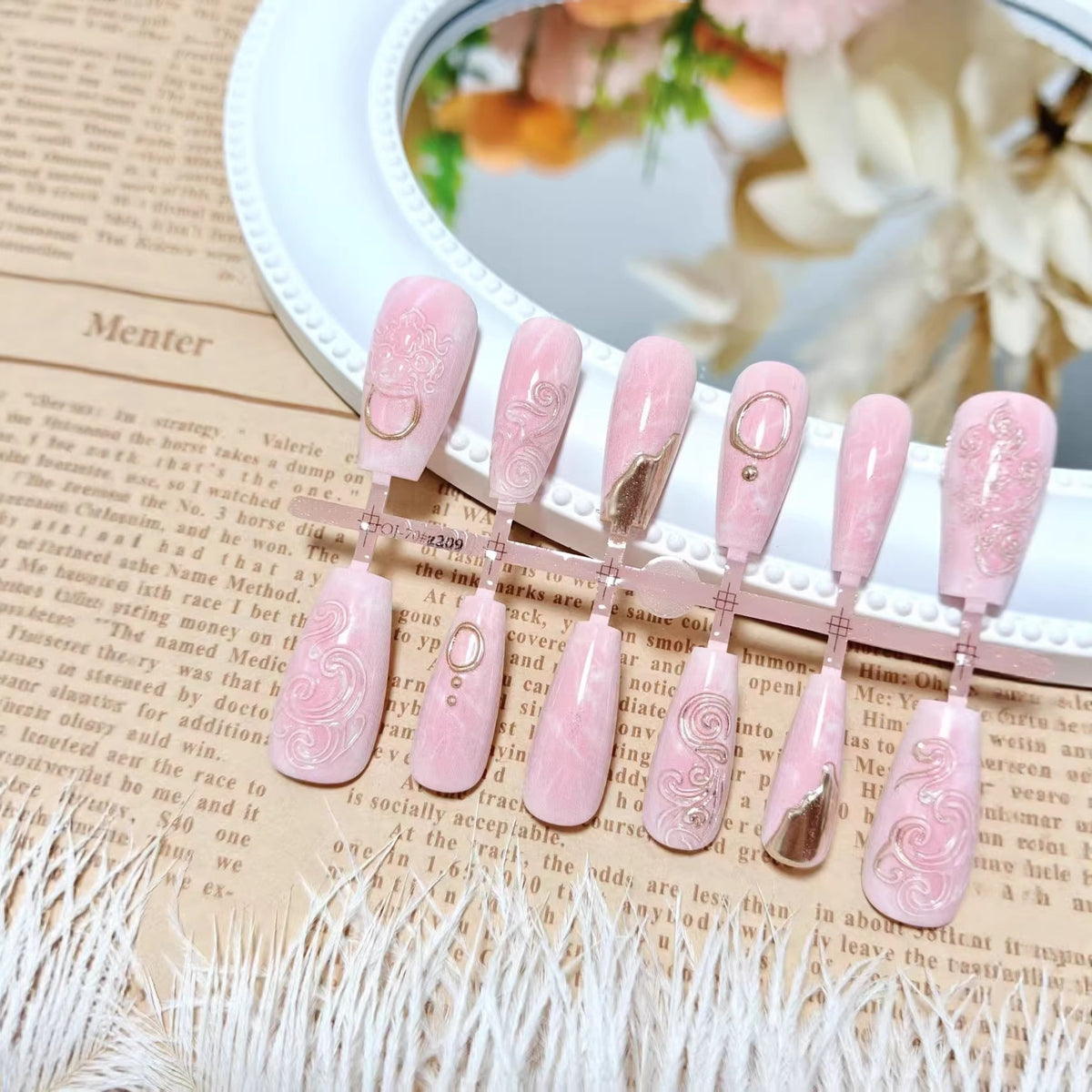 Artificial nails with elegant gold embellishments Acalora